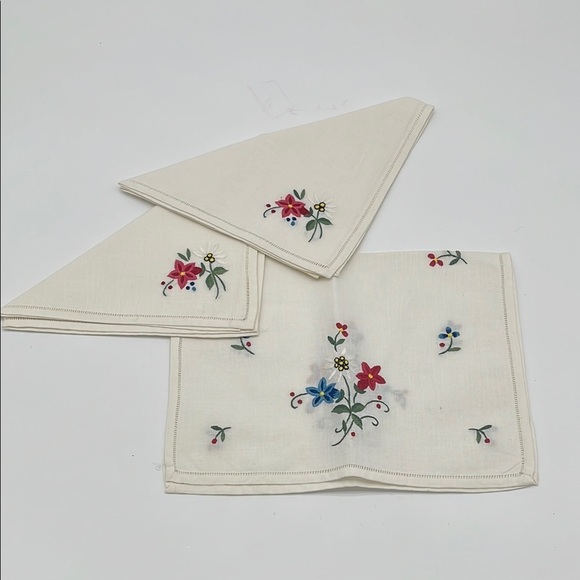 Vintage Accessories - Vintage White Hand Embroidery Floral Set of 3 Handkerchiefs